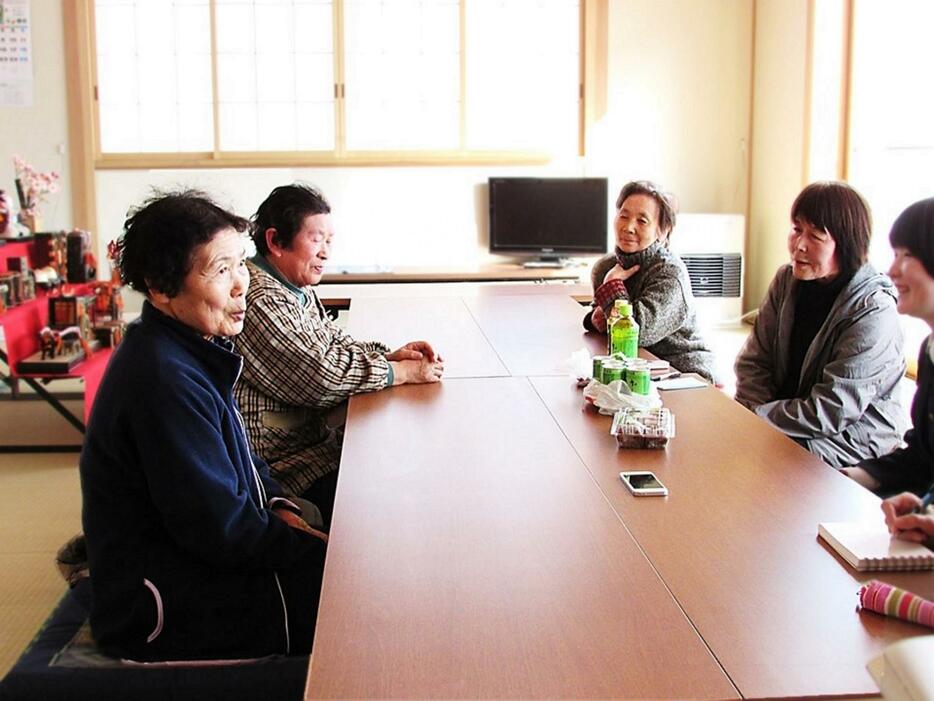 道化について語る女性たち。左から新田敏子さん、斉藤富士子さん、中井幸江さん、新田千秋さん＝岩手県大船渡市三陸町　写真：渡邊恵理香