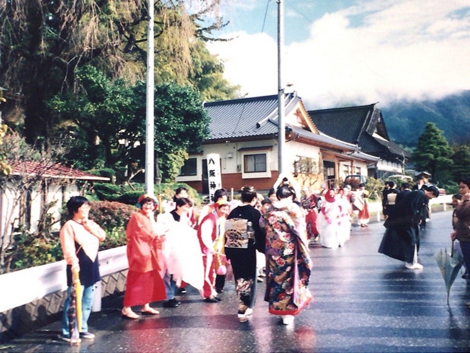 花嫁行列を祝福するために集まった道化の人たち。19年前に撮影されたという＝岩手県大船渡市　提供：鈴木貞夫