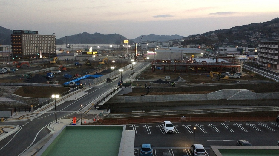 現在の岩手県大船渡市の中心部。急ピッチで復興工事が進む　写真：渡邊恵理香