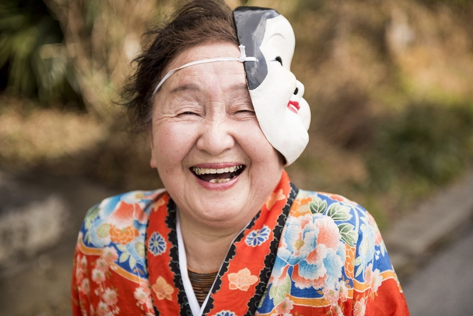 カメラに笑顔を見せる荒井さん。花嫁を温かい心で祝福する道化を象徴するかのようだ＝岩手県大船渡市　写真：佐藤慧