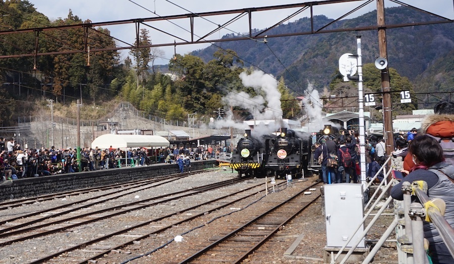 千頭駅構内で行われたSL3両の写真撮影会。撮り鉄の人垣が出来た