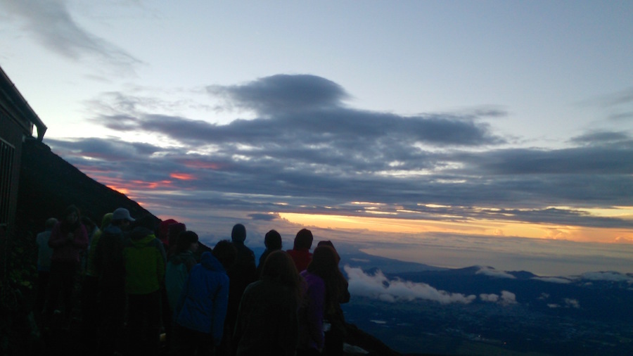 御来光を拝むのが富士登山の醍醐味だが、徹夜で登る弾丸登山で遭難に至るケースが多発している＝富士宮市観光課提供