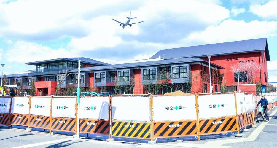 [写真]森友学園が大阪府豊中市に建設を進めた小学校（撮影：柳曽文隆、2017年3月10日）