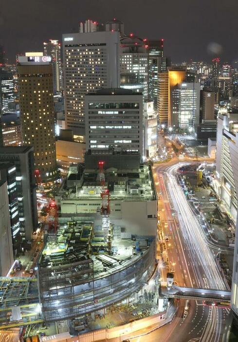 [写真]大阪市北区の大阪マルビル周辺の風景。阪神百貨店の工事現場も進んいるのが見受けられる=2日夜、大阪市北区で（約15秒露光）