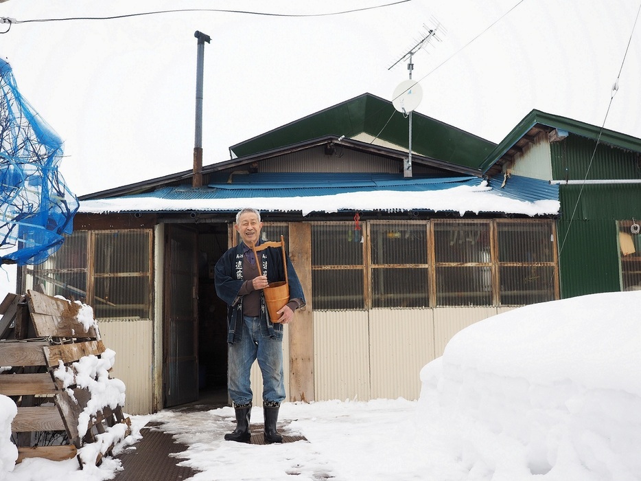 丹精込めて作った手桶を抱える政太郎さん。作業小屋の前で　写真：安田菜津紀