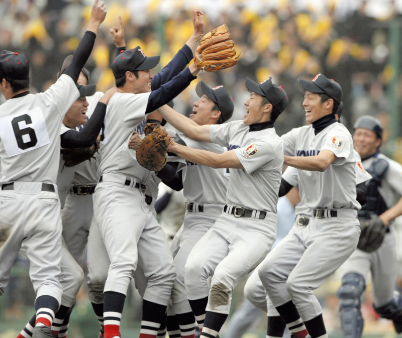 優勝を決め、喜び合う横浜の選手たち＝２００６年４月４日、徳野仁子撮影