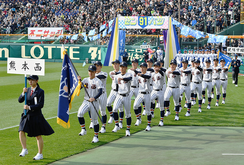 堂々と入場行進する熊本西の選手たち＝阪神甲子園球場で、猪飼健史撮影