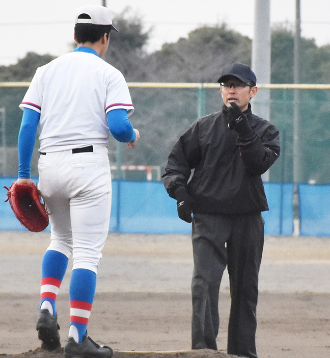 練習試合のマウンドに上がる投手に、声を掛ける遠山茂樹さん＝埼玉県加須市花崎の花咲徳栄高校で、畠山嵩撮影