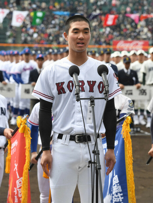 開会式で選手宣誓をする広陵の秋山功太郎主将＝阪神甲子園球場で2019年3月23日、山田尚弘撮影