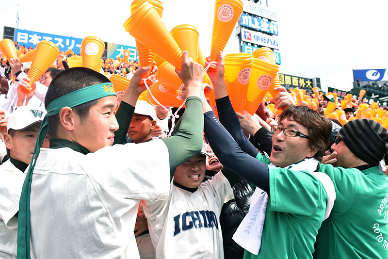 サヨナラ勝ちに沸く市和歌山のアルプススタンド＝阪神甲子園球場で、砂押健太撮影