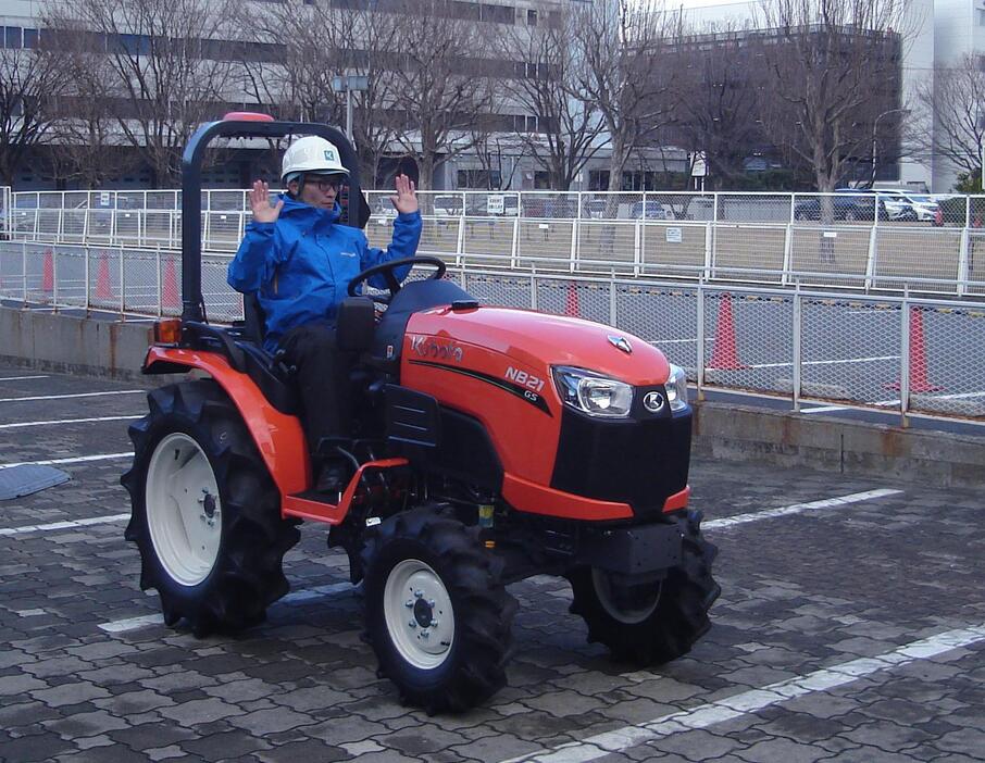 [写真]運転する人が細かい作業をしなくても、GPSによるハンドルの自動制御でまっすぐ進むことができるクボタの小型トラクター