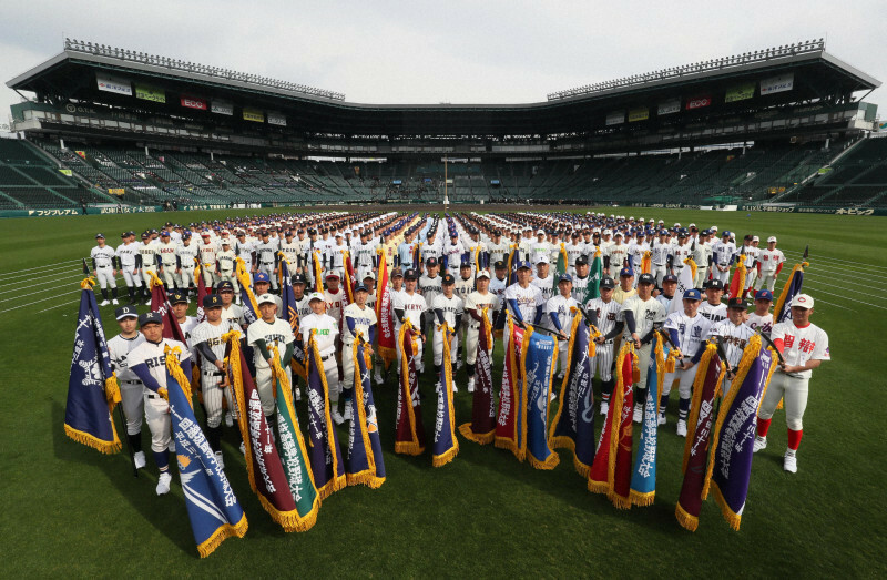 グラウンドに勢ぞろいし、健闘を誓う各校の選手たち＝阪神甲子園球場で2019年3月22日午前9時12分、幾島健太郎撮影