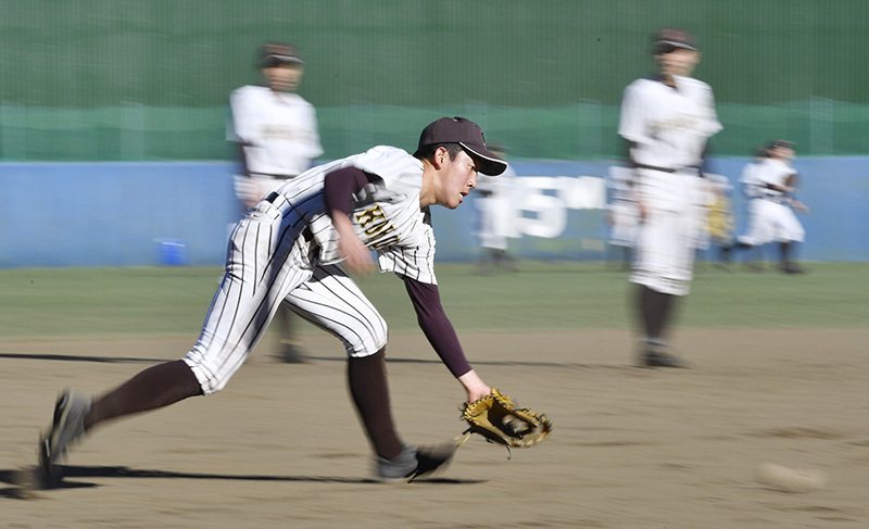 ノックを受ける国士舘の選手たち＝東京都多摩市で、藤井達也撮影