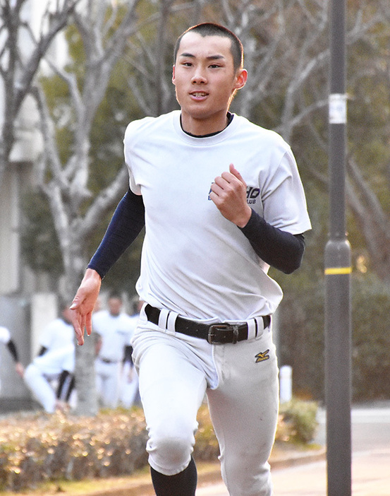 明石商の岡部宇裕選手＝兵庫県明石市の同校で、黒詰拓也撮影