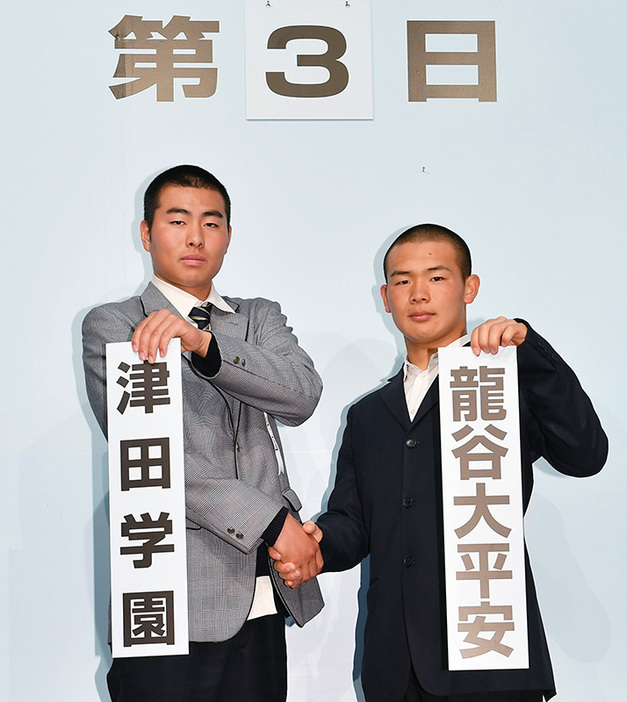 対戦が決まった津田学園の石川史門主将（左）と龍谷大平安の水谷祥平主将＝大阪市北区の毎日新聞大阪本社オーバルホールで、山田尚弘撮影