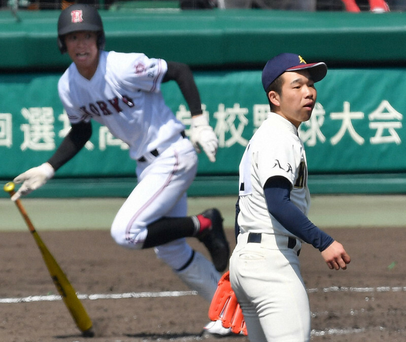 【八戸学院光星－広陵】五回裏広陵1死三塁、藤井（左）に適時打を許し、打球の行方を追う八戸学院光星の先発・後藤＝阪神甲子園球場で2019年3月26日、山田尚弘撮影