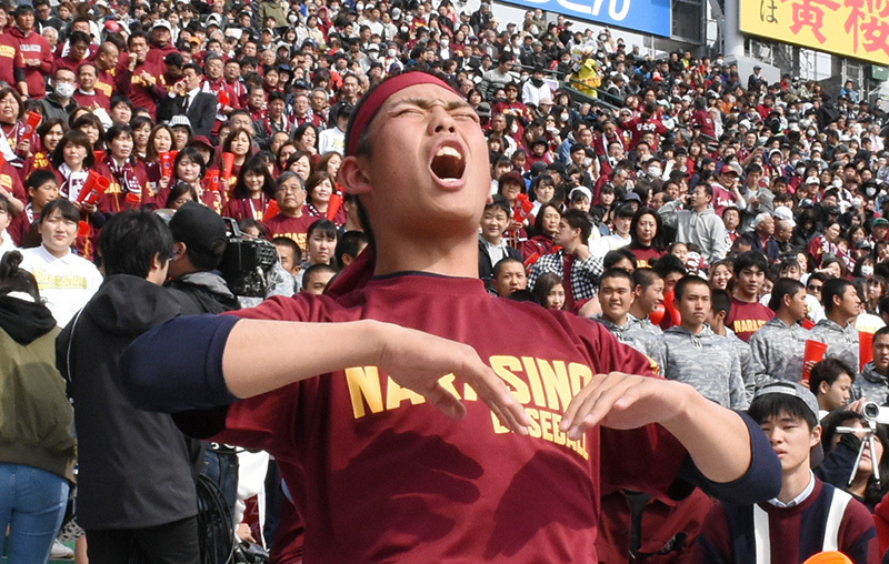 2回戦の星稜戦の開始前にエール交換をする習志野の中田修造さん＝阪神甲子園球場で、秋丸生帆撮影