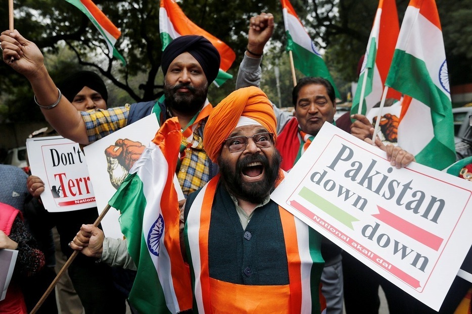 [写真]2月26日、インド空軍による空爆実施の発表に喜ぶインドの市民（ロイター/アフロ）
