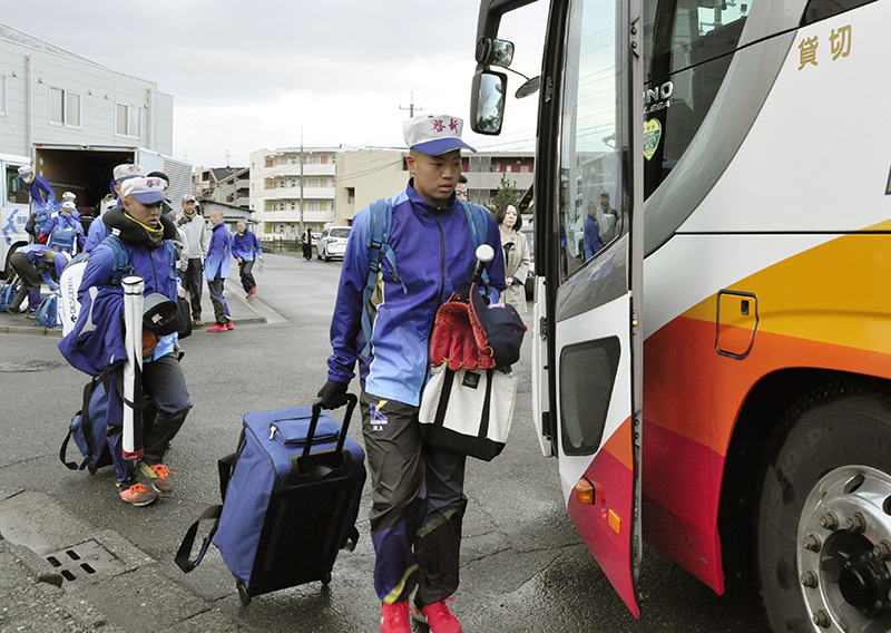 徳島への遠征に向け、バスに乗り込む啓新の選手たち＝福井市文京4で、塚本恒撮影