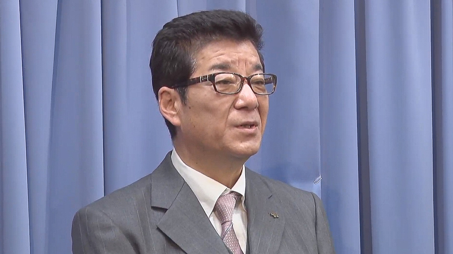 [画像]記者からの質問に答える松井知事