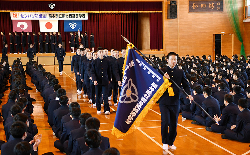 熊本西野球部の推戴式が開かれ、生徒たちに見送られる選手たち＝熊本市西区の同校で、清水晃平撮影