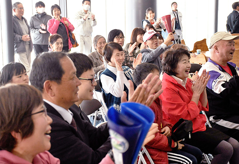 六回表で富岡西が同点に追いつき、テレビの前で歓声を上げる市民ら＝徳島県阿南市役所で、大坂和也撮影