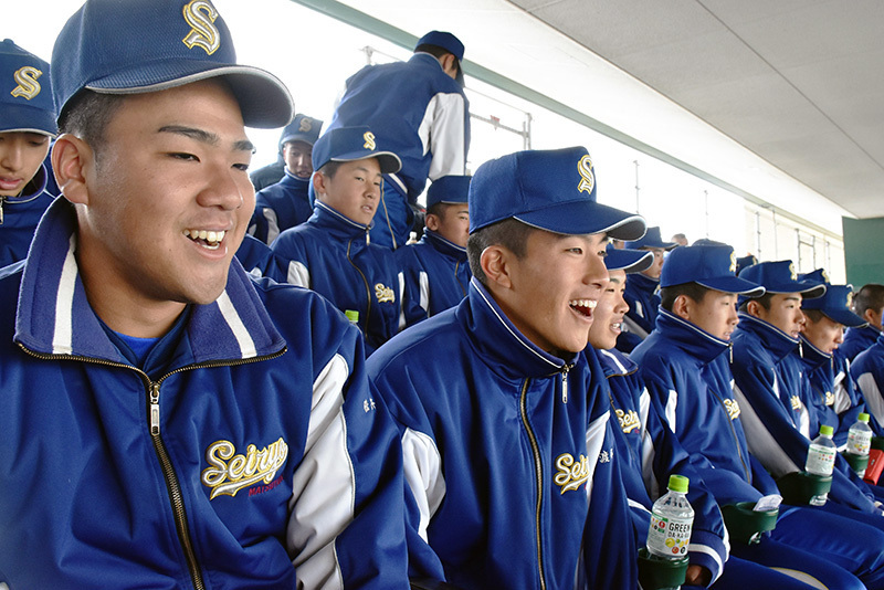 試合でファインプレーが出て歓声を上げる松山聖陵の選手たち＝阪神甲子園球場で、遠藤龍撮影