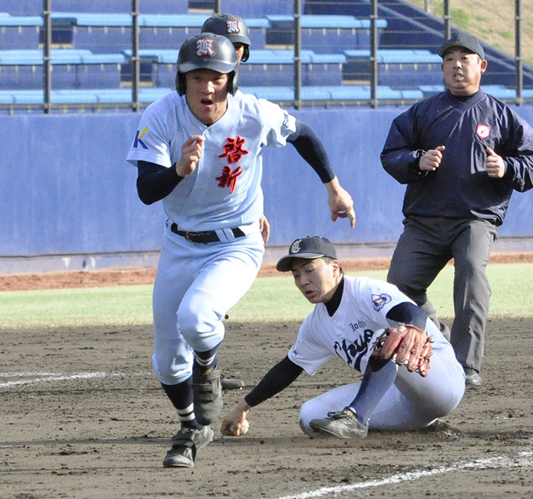 練習試合ではつらつとした走塁を見せる啓新の小林仁志選手＝徳島県阿南市のJAアグリあなんスタジアムで、塚本恒撮影