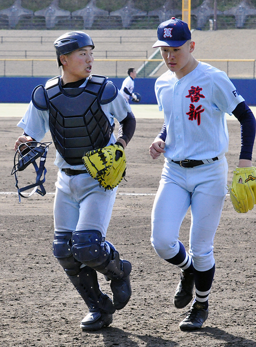 練習試合中に倉橋瞳人投手（右）と会話を交わす啓新の穴水芳喜捕手＝徳島県阿南市で、塚本恒撮影