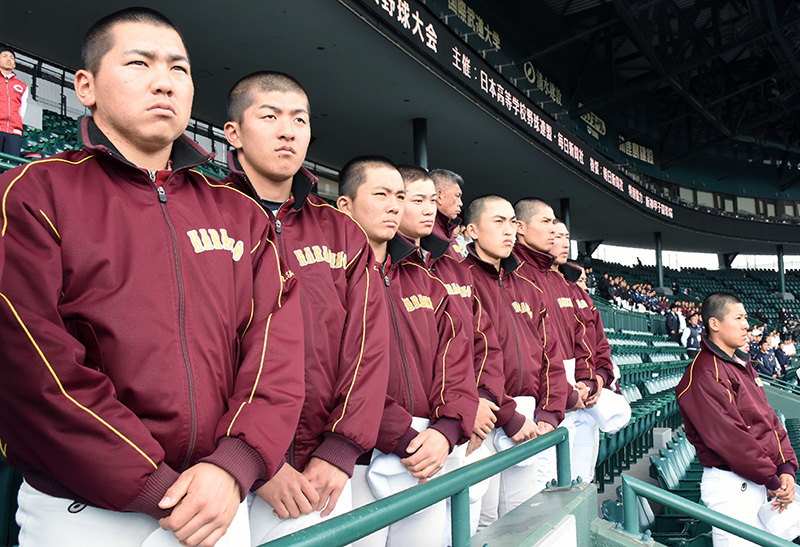 開会式リハーサルの様子を見守る習志野の部員たち＝阪神甲子園球場で、秋丸生帆撮影