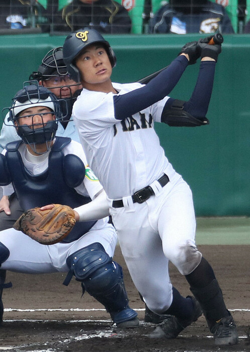 【米子東－札幌大谷】一回裏札幌大谷無死、北本が左越え本塁打を放つ＝阪神甲子園球場で2019年3月24日、玉城達郎撮影