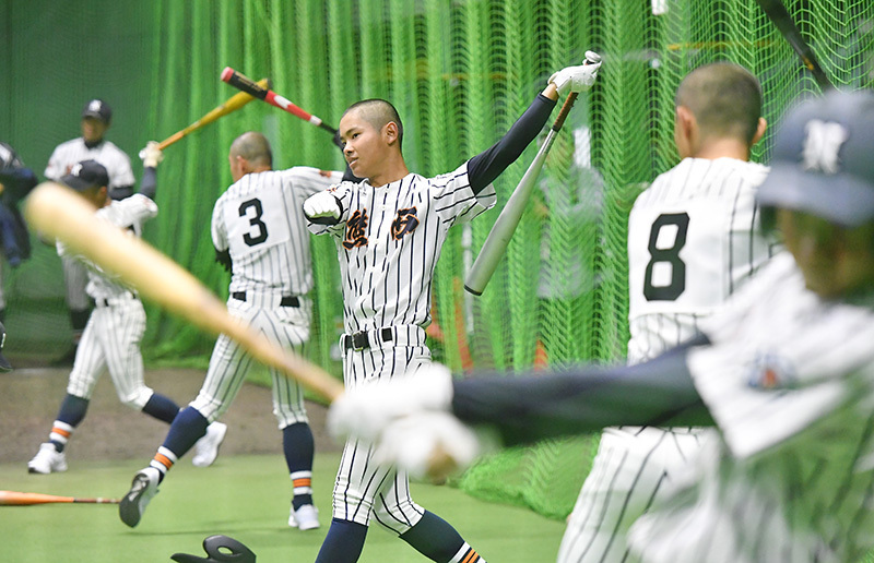 室内練習場で打撃フォームを確認する熊本西の選手たち＝阪神甲子園球場で、山田尚弘撮影