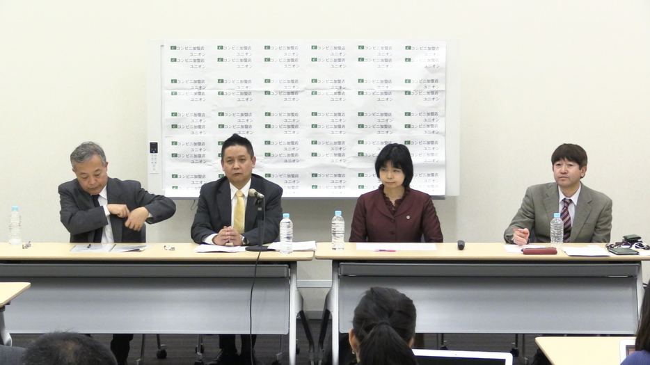 左から吉村副執行委員長、酒井執行委員長、中野弁護士、土屋教授