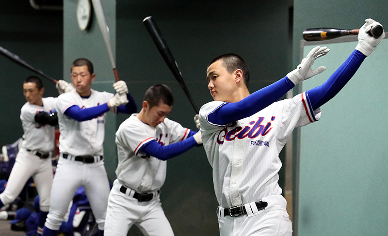 阪神甲子園球場の室内練習場で調整する福知山成美の選手たち＝兵庫県西宮市で、幾島健太郎撮影