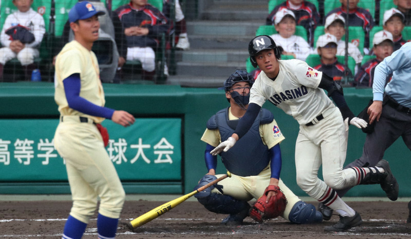 【習志野－星稜】九回表習志野1死、兼子が左越え本塁打を放つ（投手・奥川、捕手・山瀬）＝阪神甲子園球場で2019年3月28日、玉城達郎撮影