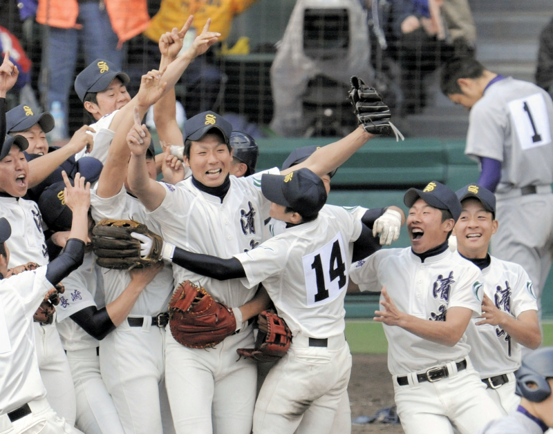 初優勝を決め、今村猛投手（中央）に駆け寄り、喜ぶ清峰の選手たち。後方右は花巻東の菊池雄星投手＝２００９年４月２日、小松雄介撮影