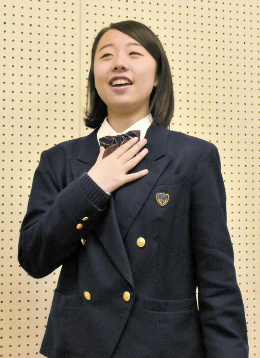 開会式で歌う君が代の練習をする菅谷さん＝千葉市美浜区の県立幕張総合高校で、秋丸生帆撮影