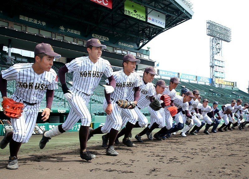 グラウンドに駆け出す国士舘の選手たち＝阪神甲子園球場で、梅田麻衣子撮影