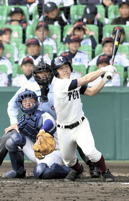 大阪桐蔭の代打・西島一波選手が九回、左越えに２点本塁打を放つ＝２０１７年４月１日、三浦博之撮影