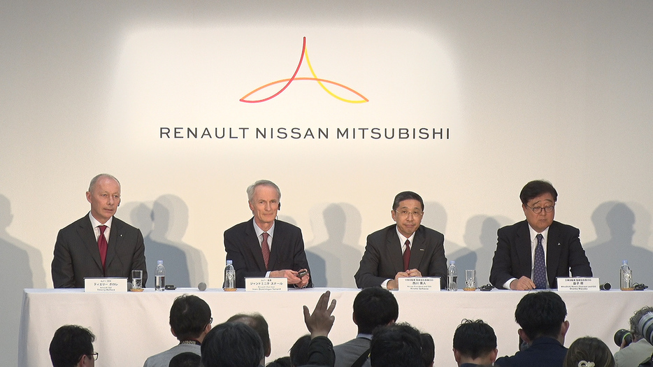 [画像]共同会見に出席した3者連合トップ。仏ルノーのスナール会長（左から2人目）と日産の西川社長（同3人目）、三菱自の益子社長（右端）