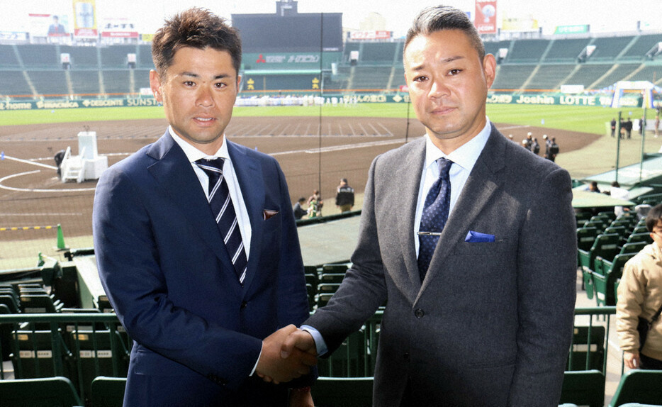 握手を交わす明豊の川崎絢平監督（左）と横浜の平田徹監督＝兵庫県西宮市の阪神甲子園球場で2019年3月22日9時2分、田畠広景撮影