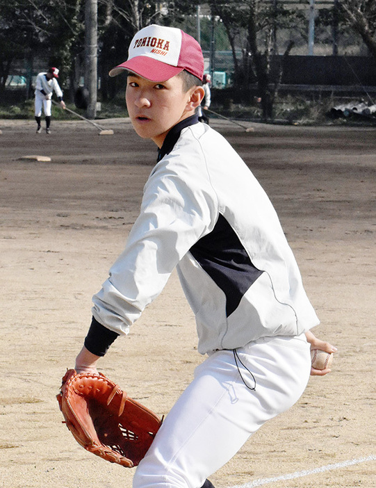 投球練習に励む富岡西の小川慧一郎投手＝徳島県阿南市富岡町小山の同校で、岩本桜撮影