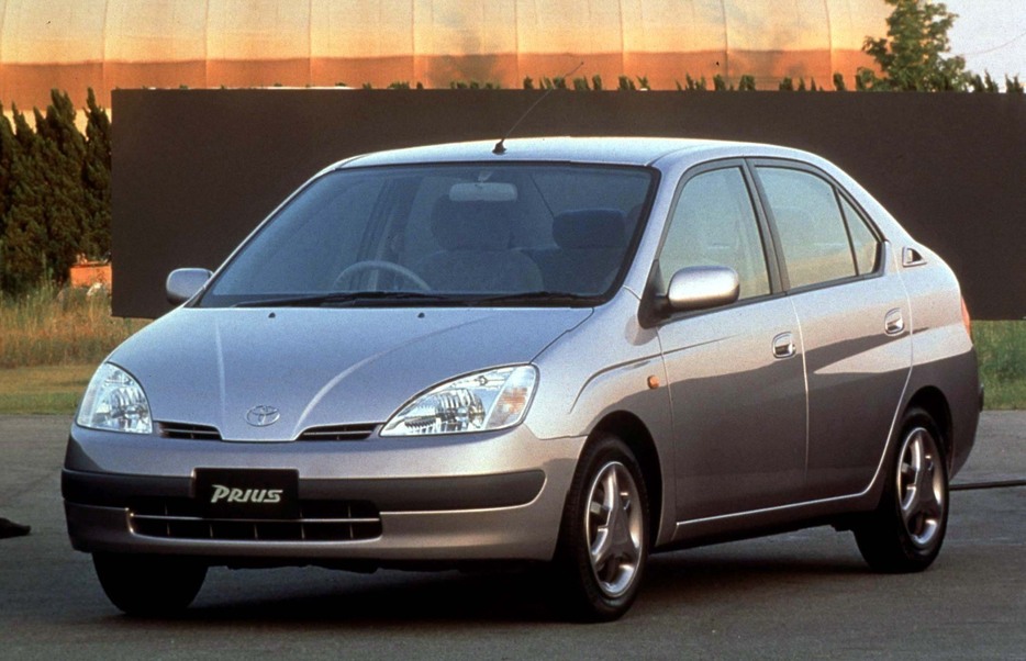 [画像]1997年12月から発売されたトヨタのハイブリッド車「プリウス」（Reuters/AFLO）