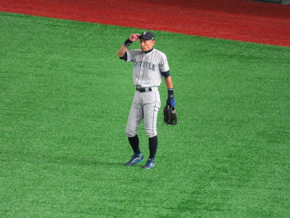 イチローはレーザービームを披露したが、ついに24打席ノーヒットで開幕へ。監督はスタメン起用を明言