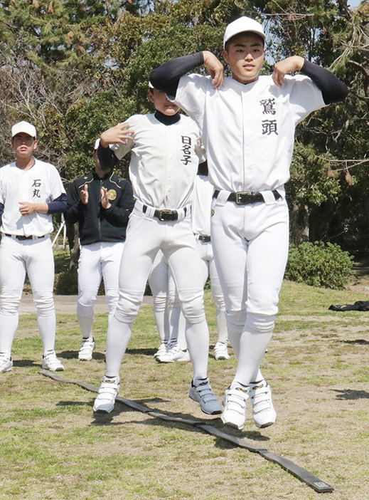 リズムに合わせて手足を動かしながら跳ねて前進する大分ナイン＝兵庫県西宮市で、田畠広景撮影