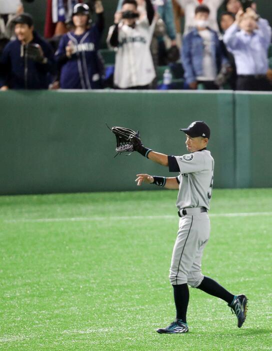 開幕戦にスタメン出場したイチローがライトスタンドからの大声援に応える（写真・日刊スポーツ／アフロ）