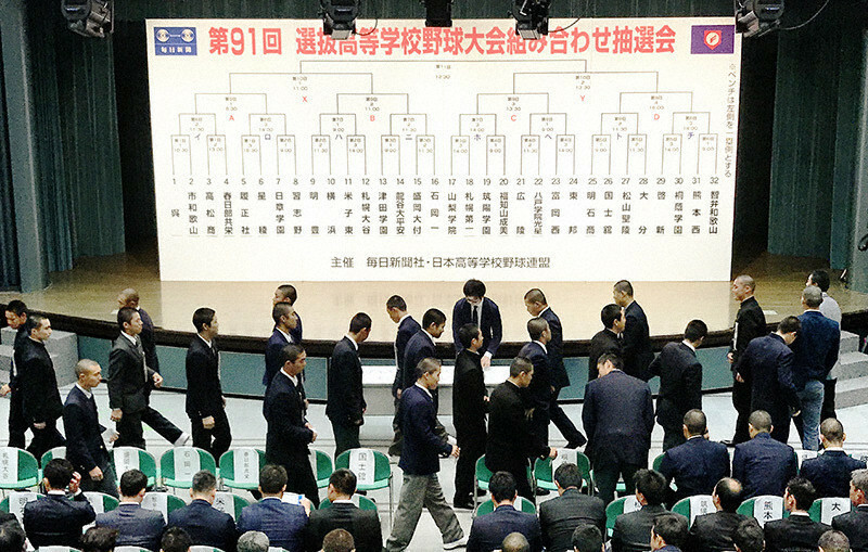 開会式での選手宣誓を決める札を引く出場各校の主将たち＝大阪市北区の毎日新聞大阪本社オーバルホールで2019年3月15日、中村真一郎撮影