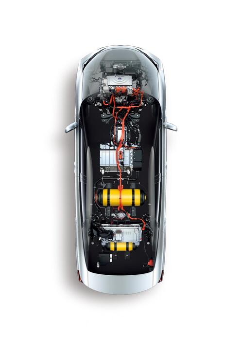 [画像]車両の中心にある銀色の金属塊がFCスタック。2つの黄色い筒は高圧水素タンク（提供：トヨタ自動車）