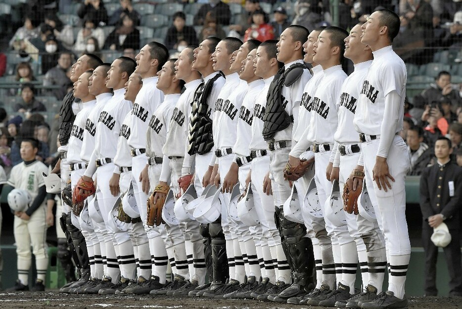 二松学舎大付を破り、校歌を歌う松山東の選手たち＝２０１５年３月２５日、山崎一輝撮影