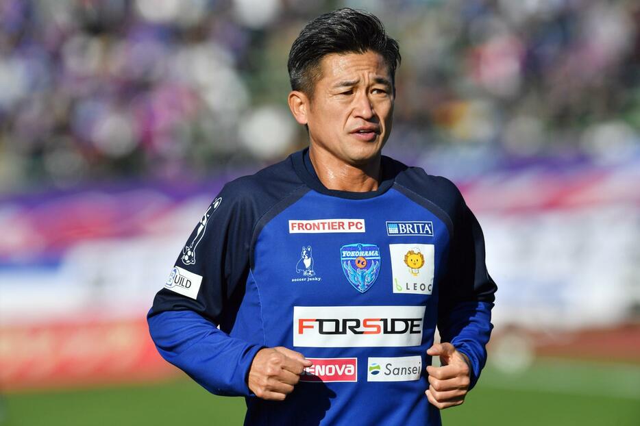 ゴールはならなかったが先発出場を果たしJリーグの最年長出場記録を更新した横浜FCの三浦知良。“盟友”のイチローへのねぎらいメールを「迷っている」という（写真は資料・アフロ）